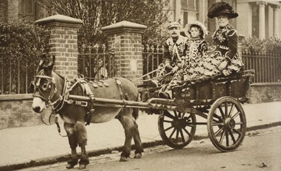 Un carro de burro transporta a una familia de vendedores ambulantes adinerados de English Photographer